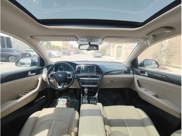 Car image 19