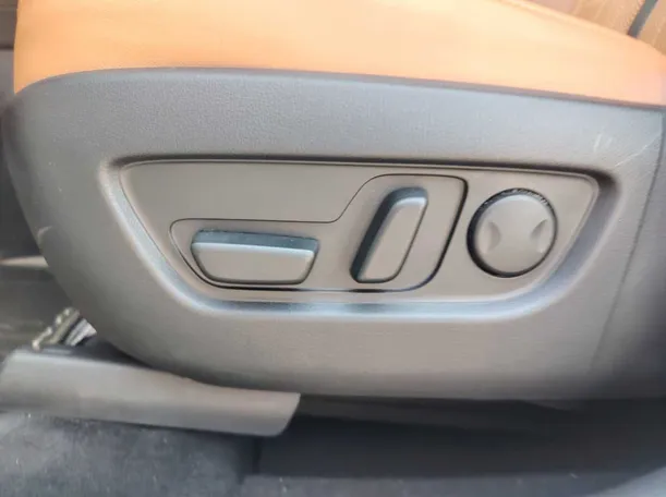 Car image 28