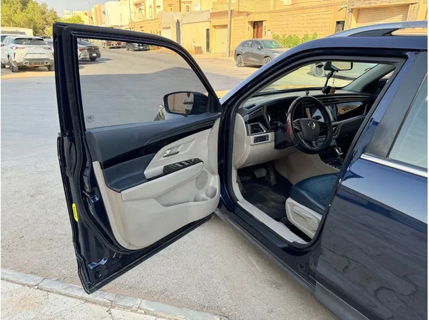 Car image 10