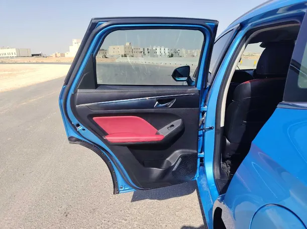 Car image 14