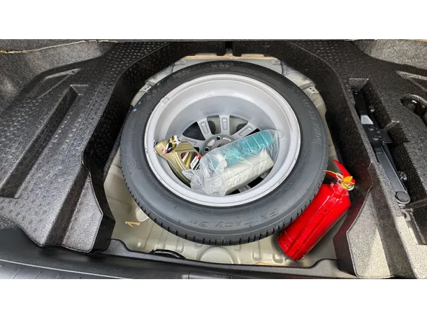 Car image 27