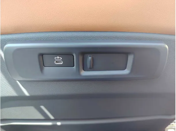 Car image 32