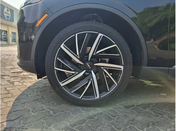Car image 9