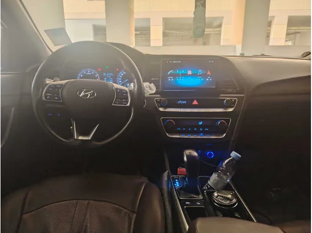Car image 19
