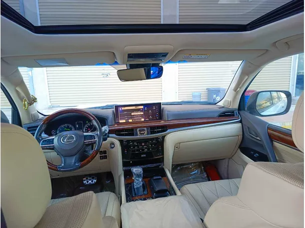 Car image 19
