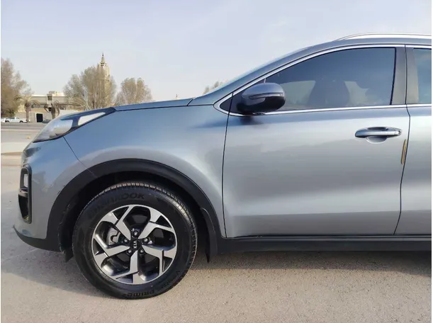 Car image 9