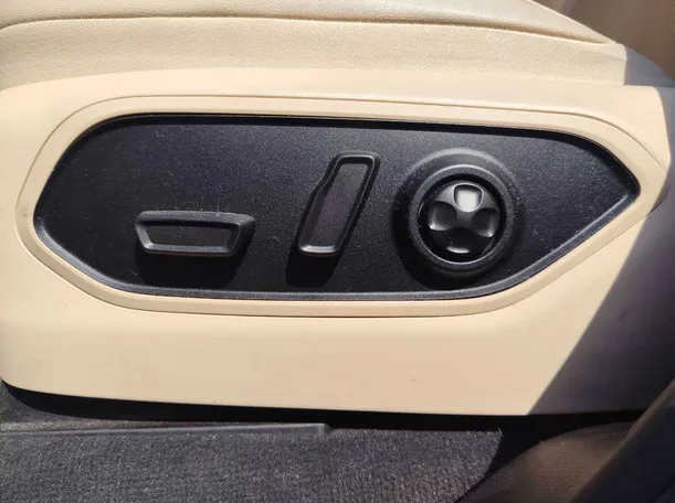 Car image 28
