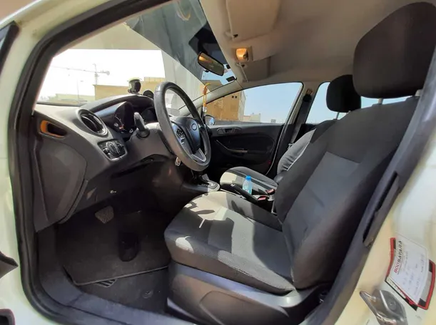 Car image 12