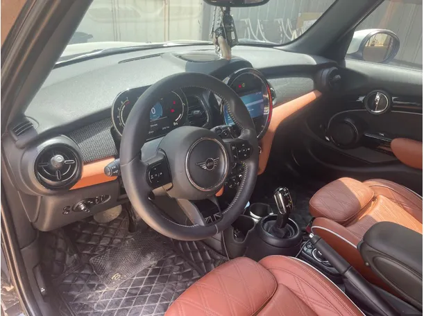 Car image 11