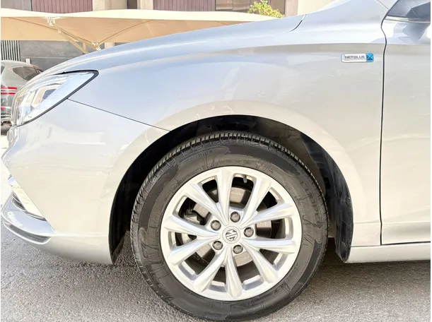 Car image 9