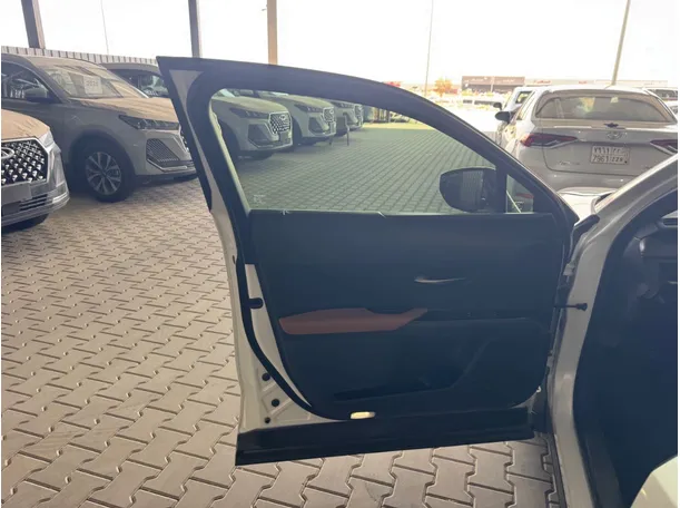 Car image 10