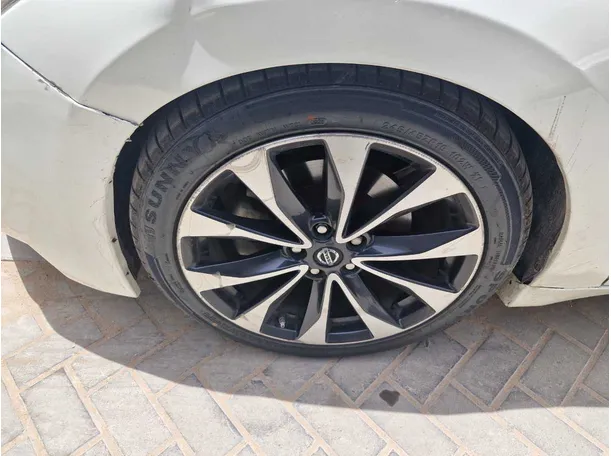 Car image 10