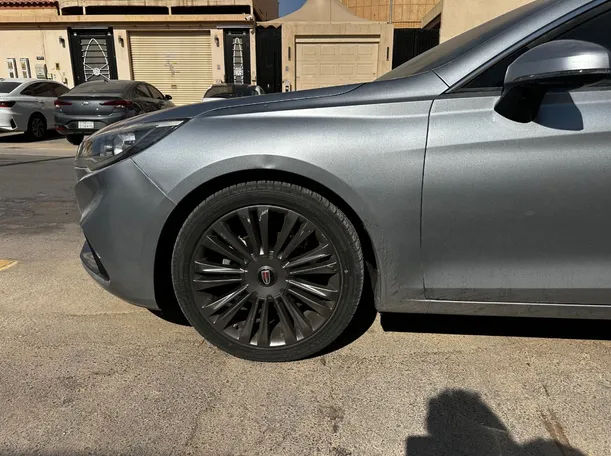 Car image 9