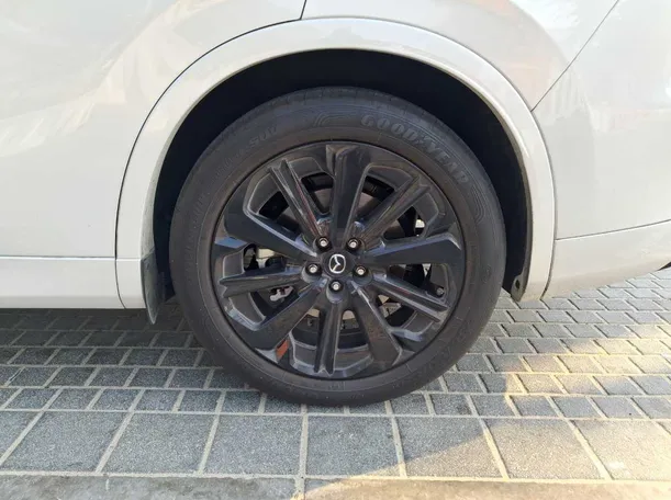 Car image 9