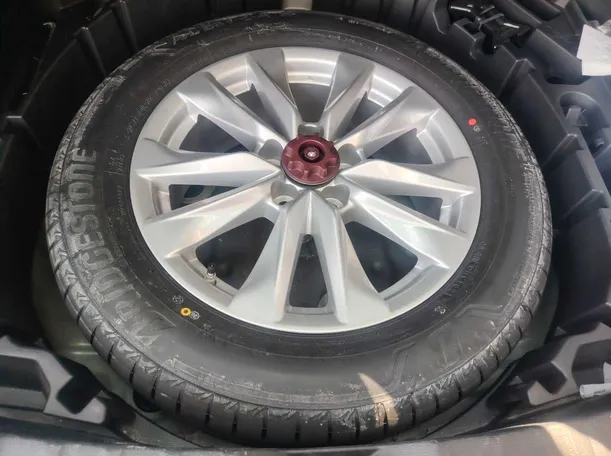 Car image 26