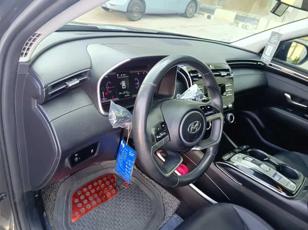 Car image 13