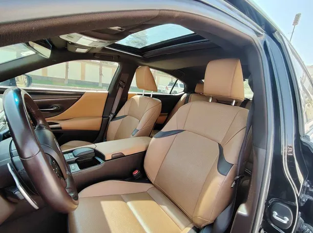 Car image 13