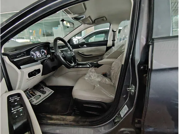 Car image 12