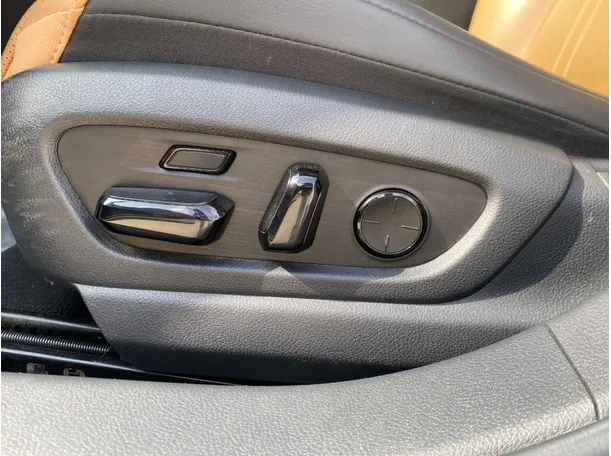 Car image 28