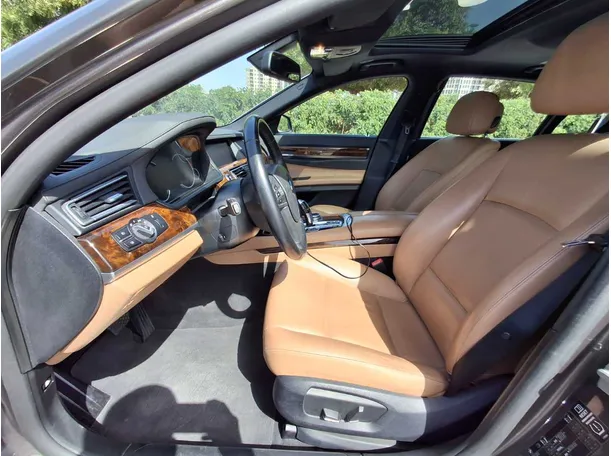 Car image 12