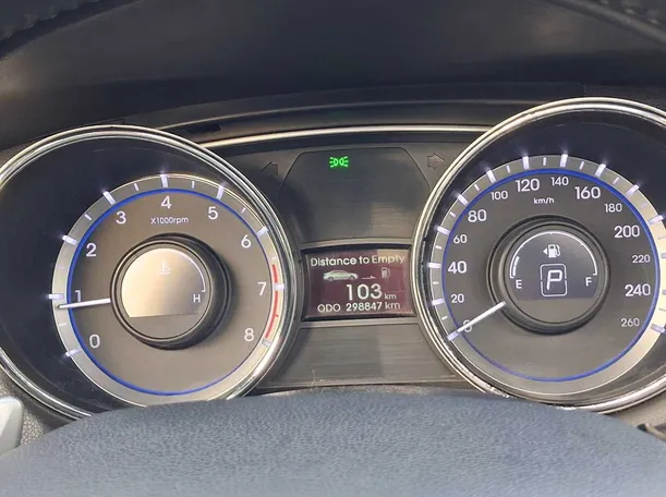 Car image 19