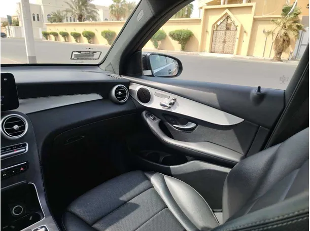 Car image 30