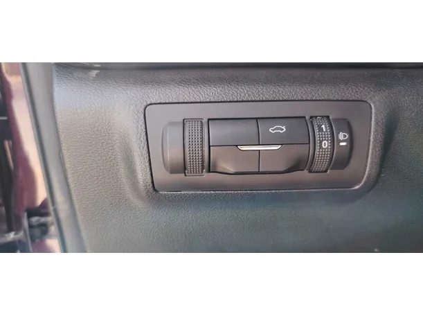 Car image 30