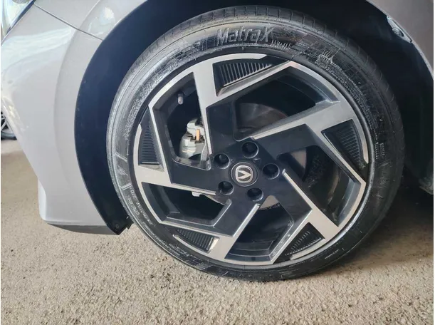 Car image 9