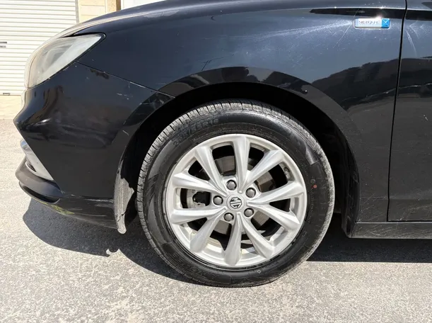 Car image 9