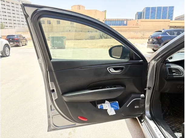 Car image 10