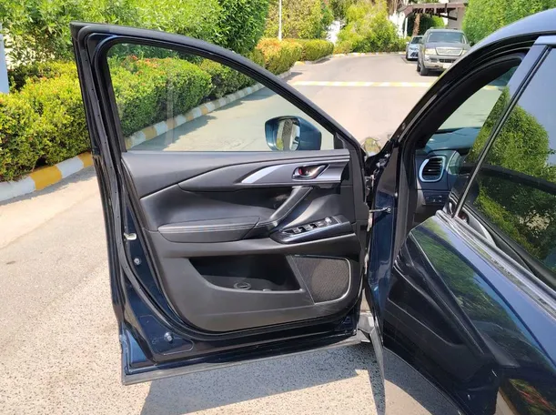 Car image 11
