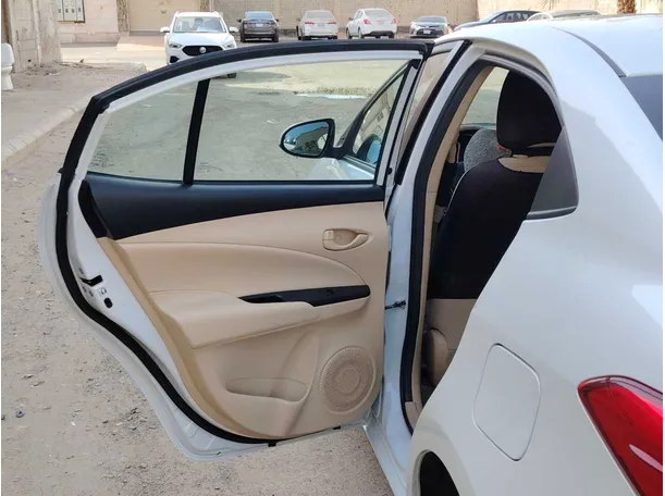 Car image 14