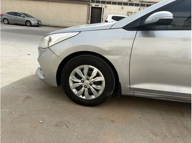 Car image 9