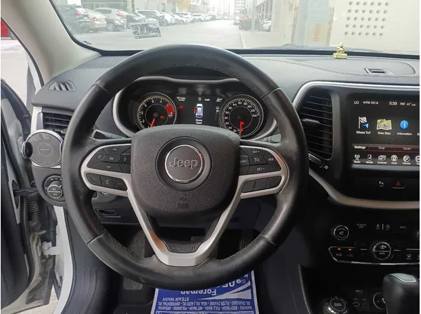 Car image 17