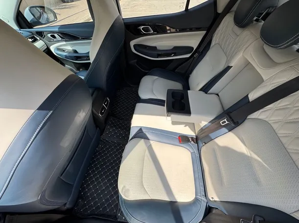 Car image 14