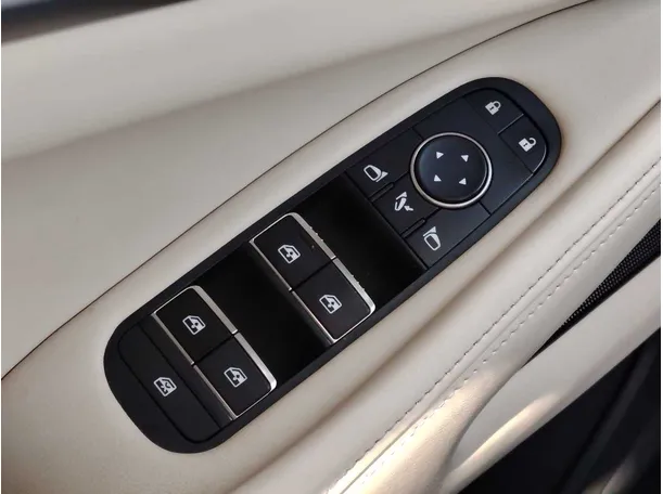 Car image 33