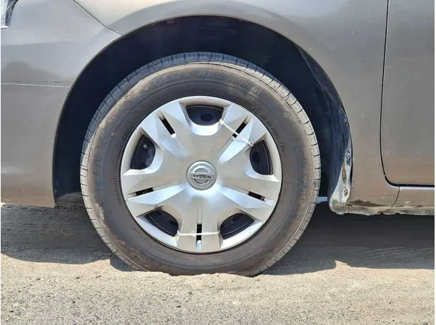 Car image 9
