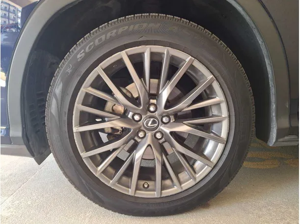 Car image 9