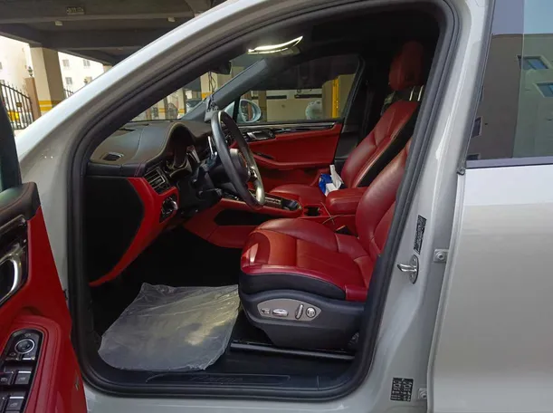 Car image 14