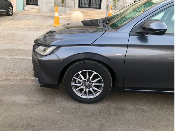 Car image 9