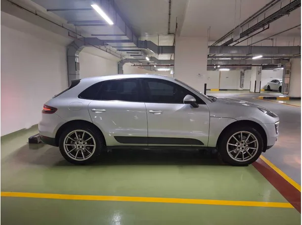 Car image 8