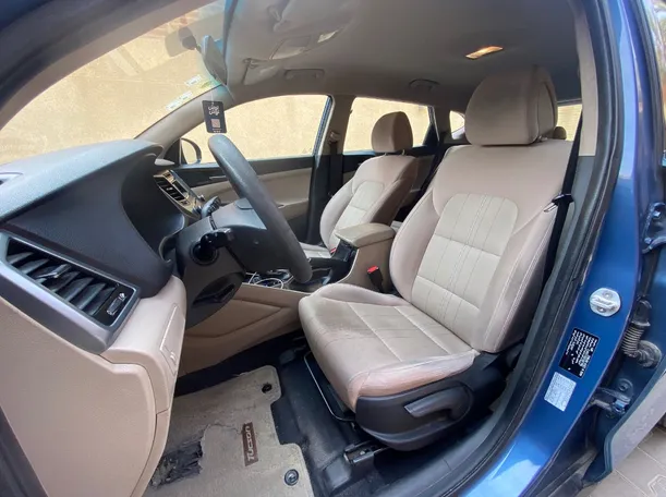 Car image 10
