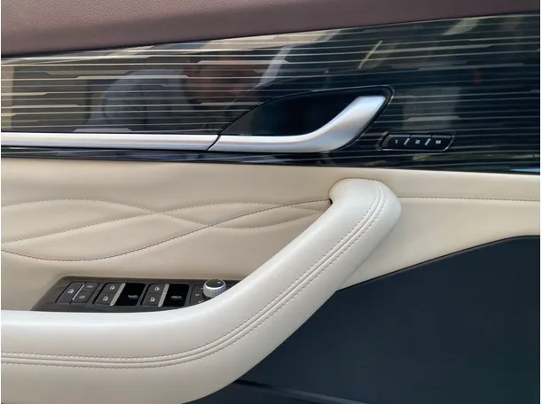Car image 26