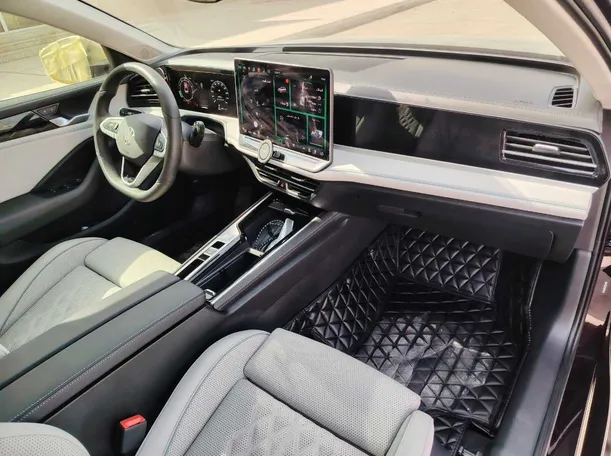 Car image 14
