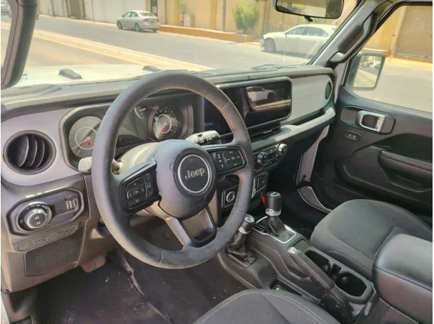 Car image 13