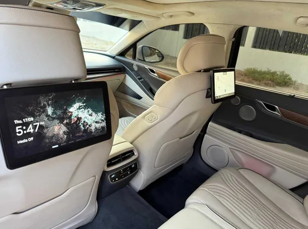Car image 19