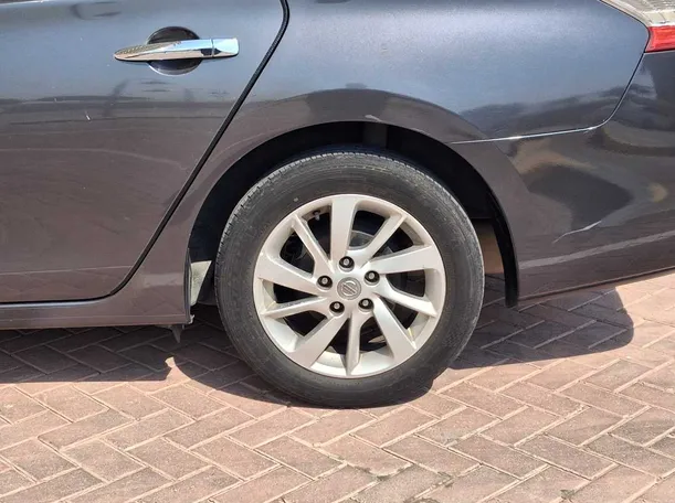 Car image 9