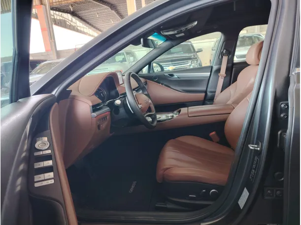 Car image 12