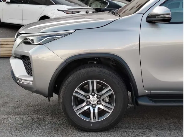 Car image 9