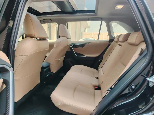 Car image 18